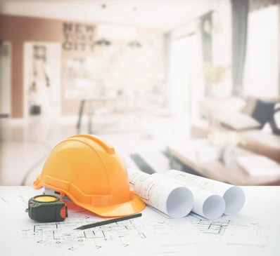 Chantier de construction extérieur avec deux professionnels du bâtiment consultant des plans architecturaux