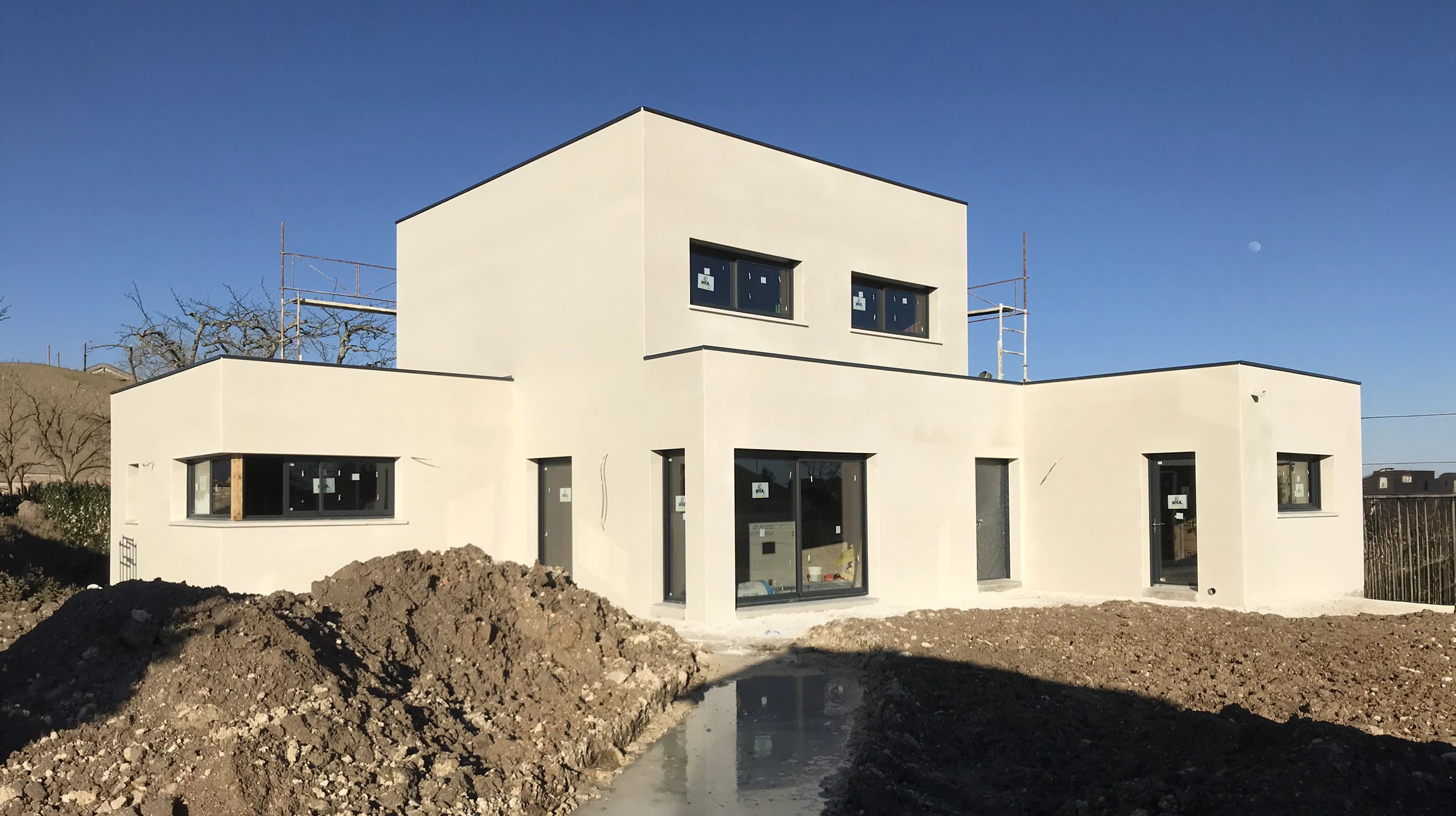 Arrière d'une maison de ville française rénovée, avec cour intérieure pavée